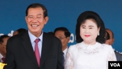 Ông Hun Sen và phu nhân tại lễ kỷ niệm 39 năm ngày chế độ Khmer Đỏ sụp đổ hôm 7/1.