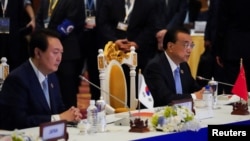 Tổng thống Hàn Quốc Yoon Suk-yeol (trái) và Thủ tướng Trung Quốc Lý Cường tại một hội nghị thượng đỉnh ASEAN ở Phnom Penh, Campuchia, vào tháng 11/2022.