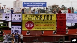 Các nhà hoạt động thuộc tổ chức phi chính phủ Campuchia (NGO) tại một cuộc biểu tình chống việc xây đập Don Sahong tại Phnom Penh.