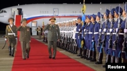 Bộ trưởng Quốc phòng Nga Sergei Shoigu, người đang dẫn đầu một đoàn thăm Triều Tiên, được chảo đón tại sân bay ở Bình Nhưỡng hôm 25/7. Các đoàn Nga và Trung Quốc sẽ tham dự một cuộc diễu binh ở Bình Nhưỡng ngày 27/7.