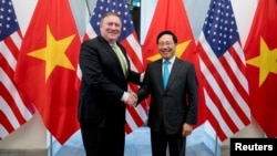 Ngoại trưởng Hoa Kỳ Mike Pompeo (trái) gặp Phó thủ tướng - Bộ trưởng Ngoại giao Việt Nam Phạm Bình Mình tại Hà Nội vào ngày 9/7/2018.