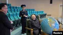 Nhà lãnh đạo Kim Jong-un đang xem xét các ảnh vệ tinh do thám 