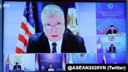 Thứ trưởng Ngoại giao Hoa Kỳ Stephen Biegun và các đối tác hạ nguồn sông Mekong phát biểu trực tuyến tại hội nghị cấp bộ trưởng đầu tiên hôm 11-09-2020. Photo Twitter ASEAN Vietnam 2020.