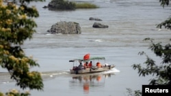 Chuyên gia Trung Quốc đi khảo sát trên Sông Mekong. 