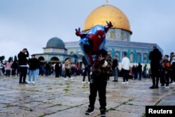 فلسطینی مسلمان یروشلم میں واقع الاقصیٰ میں عید کی نماز کی ادائیگی کے لیے جمع ہیں۔ 10 اپریل 2024