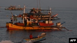 Tàu đánh cá Philippines neo đậu gần bãi cạn Scarborough do Trung Quốc kiểm soát tại vùng Biển Đông tranh chấp, ngày 21/9/2023.