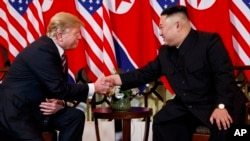 Tổng thống Mỹ Donald Trump bắt tay nhà lãnh đạo Triều Tiên Kim Jong Un, ngày 27/2/2019, tại Hà Nội, Việt Nam.