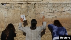 یہودی یروشلم کے پرانے شہر میں مغربی دیوار پر عبادت کرتے ہوئے۔فوٹو رائٹرز۔
