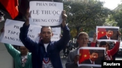 Nhiều người Việt ở Hà Nội và TPHCM xuống đường phản đối chuyến thăm của ông Tập Cận Bình hồi năm ngoái.