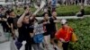 Người biểu tình Hong Kong tiếp cận du khách Trung Quốc đại lục