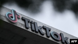 Biểu tượng TikTok được trưng bày bên ngoài văn phòng của công ty tại Culver City, California, ngày 16/3/2023.