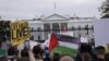واشنگٹن ڈی سی میں مظاہرے کے شرکا نے وائٹ ہاوس کے سامنے جمع ہو کر غزہ میں فوری جنگ بندی کا مطالبہ کیا۔ 4 نومبر 2023 فوٹو اے ایف پی 