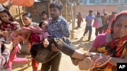 ڈھاکہ کے نزدیک احتجاج میں زخمی ہونے والی ایک خاتون۔اے پی فوٹو