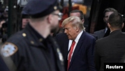 Ông Donald Trump trên đường tới New York để chuẩn bị trình diện trước tòa