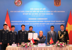 Cơ quan An ninh Hàng hải Indonesia (Bakamla) và Cảnh sát Biển Việt Nam đã ký biên bản ghi nhớ (MoU) về hợp tác trong lĩnh vực an ninh, an toàn trên biển qua hình thức trực tuyến hôm 28/12/2021. Photo VietnamPlus.