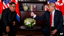 صدر ٹرمپ اور کم جونگ اُن کے درمیان ملاقات کا ایک منظر