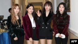 Các thành viên nhóm nhạc nữ K-pop "Red Velvet" chụp ảnh sau buổi diễn tập cho buổi hòa nhạc hiếm hoi tại Nhà hát lớn Đông Bình Nhưỡng vào ngày 1/4/2018. Triều Tiên trong nhiều năm áp đặt bản án cứng rắn đối với những người thưởng thức các chương trình giải trí của Hàn Quốc.
