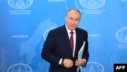 Tổng thống Nga Vladimir Putin, rời một cuộc họp ở Moscow hôm 14/6, dự kiến đến thăm Việt Nam từ 19 đến 20.