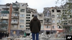 Một cư dân địa phương nhìn vào tòa nhà nơi ông cư ngụ bị hư hại vì rốc-két Nga, tại Sloviansk, vùng Donetsk, Ukraine, ngày 14/4/2023.