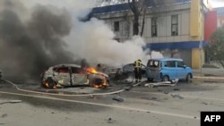 Bức ảnh này trích từ video do Bộ Tình trạng khẩn cấp Nga công bố vào ngày 30 tháng 12 năm 2023 cho thấy lính cứu hỏa dập tắt ngọn lửa sau vụ pháo kích ở Belgorod, cách biên giới với Ukraine khoảng 30 km.
