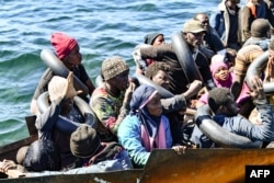 تیونس سے افریقی تارکین وطن یورپ پہنچنے کے لئےایک چھوٹی کشتی میں بحیرہ روم سے کے خطرناک سفر پر ، فوٹو اے پی 10 اگست 2023