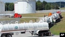 Xe chở xăng dầu xếp hàng tại một cơ sở của Colonial Pipeline.