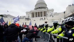 Những người ủng hộ ông Trump tấn công Điện Capitol hôm 6/1/2021.