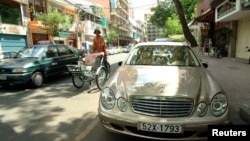 Một người lái xích lô ngang qua 1 chiếc Mercedes Benz trị giá 99.000 USD trong khu trung tâm thành phố HCM. Một báo cáo mới cho thấy Việt Nam là quốc gia có tốc độ giàu lên nhanh nhất thế giới.