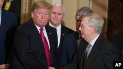 TT Donald Trump (trái), bắt tay với nghị sĩ Mitch McConnell, trước ngày ông Trump rời Bạch Ốc. Tương lai đảng Cộng Hòa sẽ thuộc về ai trong hai nhân vật này?