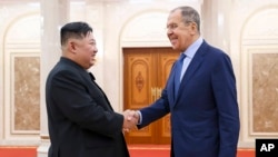 Ảnh do Cơ quan Báo chí Bộ Ngoại giao Nga công bố cho thấy nhà lãnh đạo Triều Tiên Kim Jong Un (trái) và Ngoại trưởng Nga Sergey Lavrov chào nhau trong cuộc gặp ở Bình Nhưỡng, Triều Tiên, vào ngày 19 tháng 10 năm 2023.
