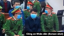 Cựu Chủ tịch TP Hà Nội Nguyễn Đức Chung tại một phiên toà hồi tháng 12/2020 khi bị xét xử tội chiếm đoạt tài liệu bí mật nhà nước. Bộ Công an cho biết trong năm qua đã phát hiện 30 vụ lộ bí mật nhà nước.