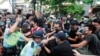 Biểu tình ở Hong Kong quay sang thương nhân Trung Quốc, xô xát xảy ra