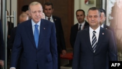 CHP Genel Başkanı Özel 11 Haziran'da parti genel merkezinde Cumhurbaşkanı ve AK Parti Genel Başkanı Erdoğan'ı ağırlamıştı.