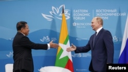 Tổng thống Nga Vladimir Putin bắt tay Thủ tướng Myanmar Min Aung Hlaing bên lề Diễn đàn Kinh tế miền Đông tại Vladivostok, Nga, ngày 7/9/2022.