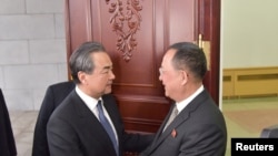 Ngoại trưởng Trung Quốc Vương Nghị và Thứ trưởng Ngoại giao Triều Tiên Pak Myong Ho.