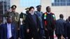 ایرانی صدر ابراہیم رئیسی کا زمبابوے کے صدرمنان گاگوانے ہرارے ائیر پورٹ پر خیر مقدم کیا ،فوٹو رائٹرز،13جولائی 2023 