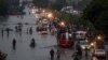 رپورٹر ڈائری: ’کراچی میں بارش سے اپنے ہی شہر میں مسافر بن کر رہنا پڑا‘