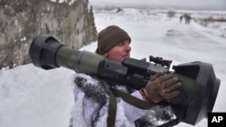 Một binh sĩ Ukraine tham gia cuộc tập trận sử dụng tên lửa chống tăng NLAW tại bãi tập quân sự Yavoriv, ​​gần Lviv, miền tây Ukraine. 