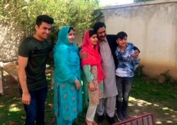 ملالہ یوسف زئی منگورہ کے اپنے آبائی گھر میں اپنے خاندان کے افراد کے ہمراہ۔ 31 مارچ 2018