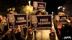 وکی لیکس کے بانی جولین اسانج کے حامی ان کے رہائی کے لیے بارسلونا میں احتجاج کر رہے ہیں (فائل 24 فروری 2020، اے ایف پی)
