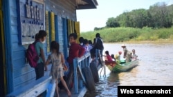 Một trường học từ thiện cho trẻ em Việt trên Biển Hồ, Campuchia. (Ảnh Báo Lao động)