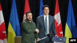 Thủ tướng Canada Justin Trudeau (phải) và Tổng thống Ukraine Volodymyr Zelenskyy bắt tay sau khi ký hiệp định hiện đại hoá Thoả thuận Thương mại Tự do Canada-Ukraine ngày 22/9/2023 tại Ottawa. 