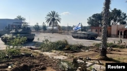 اسرائیلی فوجی گاڑیاں ، غزہ کی جانب رفح کراسنگ میں آپریٹ کرتے ہوئے ، فوٹو رائٹرز، 7 مئی 2024