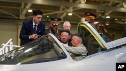 Ông Kim Jong Un kiểm tra buồng lái một chiến đấu cơ