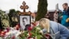 Người dân Nga đến viếng mộ Navalny, ca ngợi ông là biểu tượng của hi vọng