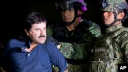 میکسیکو میں 2016ء میں گرفتاری کے فوراً بعد لی گئی ایل چیپو گوزمین کی تصویر 