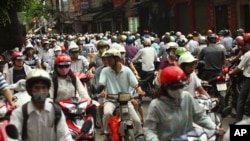 Xe cộ lưu thông trong giờ cao điểm trên đường phố Hà Nội.