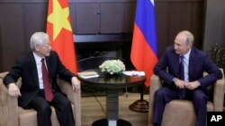 Tổng thống Nga Vladimir Putin đang lắng nghe Tổng bí thư Đảng Cộng sản Việt Nam Nguyễn Phú Trọng trong cuộc gặp ở thành phố nghỉ mát Sochi bên bờ Biển Đen hồi năm 2018