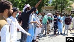 اسلام آباد میں ہایرایجوکیشن کے دفتر کے سامنے طالب علم احتجاج کر رہے ہیں۔ 15 جون 2020