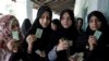 25جولائی 2018 - پاکستان میں جولائی دو ہزار اٹھارہ کے انتخابات کے موقعے پر راولپنڈی میں خواتین ووٹرز اپنے شناختی کارڈ کے ساتھ ۔ فوٹو اے پی 